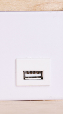 Une applique bois + blanche avec une étagère led 4000k