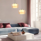 Lampă suspendată Insieme 35 din sticlă cu abajur chihlimbariu deasupra mesei