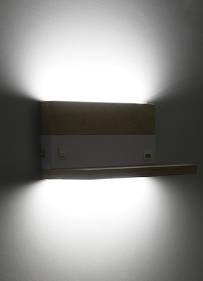 O lampă de perete din lemn + alb cu raft cu led de 4000k