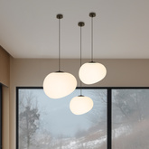 Lampa wisząca STONES 20 cm w stylu Japandi - z białym akrylowym kloszem inspirowanym kamieniem - minimalistyczne oświetlenie sufitowe do salonu E27