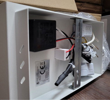 Weiße LED-Wandleuchte mit Telefonablage und USB-Ladegerät Compact Candellux 21-76052