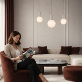 Lampe suspendue Testa beige globes au dessus de table de salle à manger 3xG9