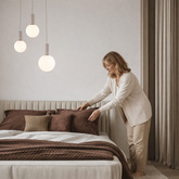 Lampe suspendue Testa beige triple globes blancs au dessus de table