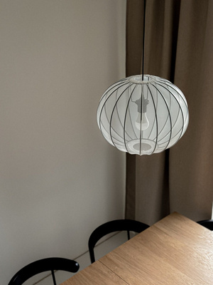 Lampa wisząca z abażurem Mellow biała kula 52 cm do salonu i jadalni