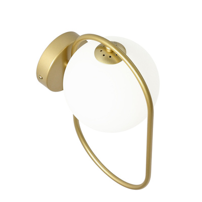Kinkiet ścienny CORDEL elegancki – złoty mosiądzowany ring z mlecznym kloszem kulką - elegancka lampa ścienna G9 LED