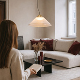 Suspension Presto 42 verre doré abat jour ambre au dessus de table GX53