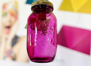 Lampa wisząca Jars pojedyncza z fioletowym kloszem do jadalni E14 metalowa